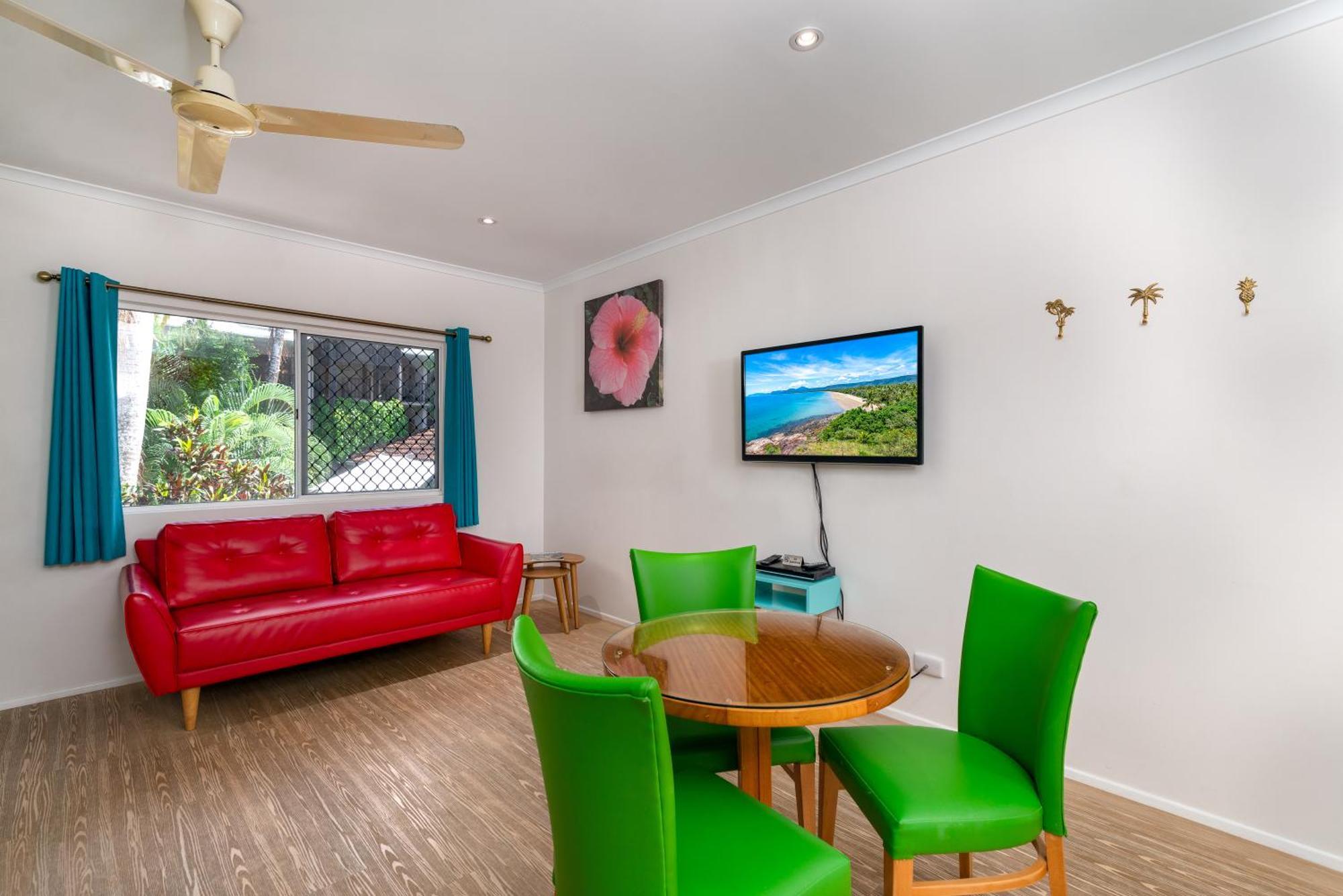 Port Douglas Motel Экстерьер фото