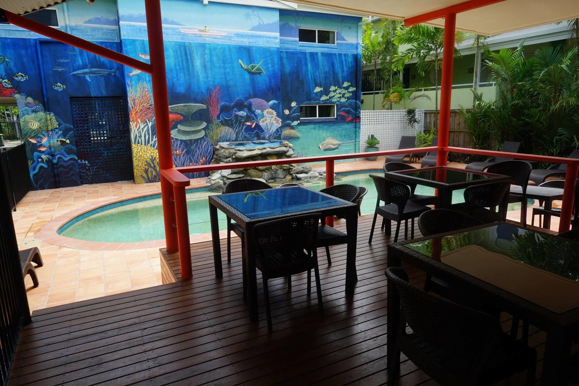 Port Douglas Motel Экстерьер фото